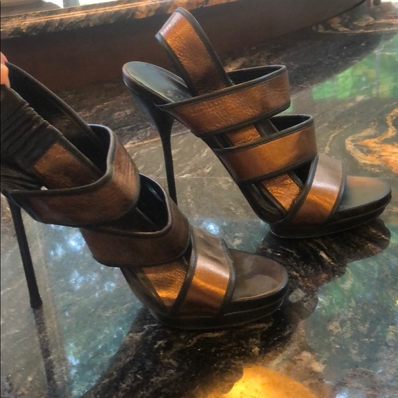 GUCCI HEELS - Picture 2 of 8